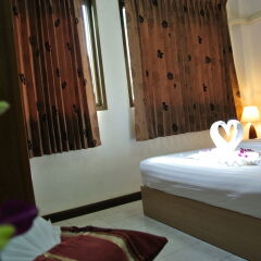 Отель Karon Sunshine Guesthouse & Bar комната для гостей