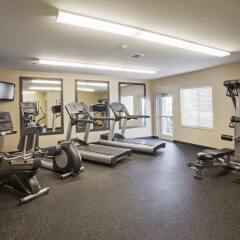 Отель Candlewood Suites Bay City фитнесс-зал