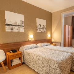 Отель Hostal Iznajar Barcelona Испания, Барселона - отзывы, цены и фото номеров - забронировать отель Hostal Iznajar Barcelona онлайн комната для гостей