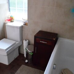 Отель 3 Bedroom Family Home Near The DLR ванная