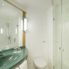 Отель Ibis Barcelona Santa Coloma Испания, Санта-Колома-де-Граманет - отзывы, цены и фото номеров - забронировать отель Ibis Barcelona Santa Coloma онлайн ванная