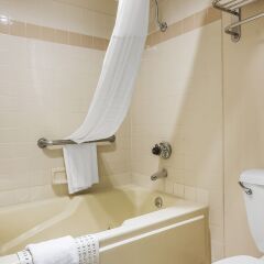 Отель Quality Inn & Suites Los Angeles Airport - LAX ванная фото 2