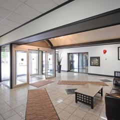 Отель Comfort Inn & Suites Downtown Edmonton интерьер отеля