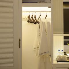 Alagon Saigon Hotel & Spa сейф в номере