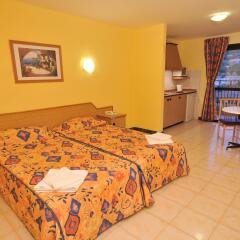 Отель Luna Holiday Complex Меллиха комната для гостей фото 2