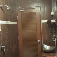 Отель Hansaah Guesthouse Бангкок ванная