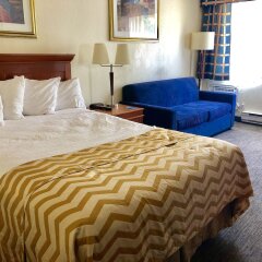 Отель Travelodge by Wyndham Ottawa East Канада, Оттава - отзывы, цены и фото номеров - забронировать отель Travelodge by Wyndham Ottawa East онлайн комната для гостей фото 5