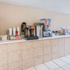 Отель Super 8 by Wyndham Columbus США, Колумбус - отзывы, цены и фото номеров - забронировать отель Super 8 by Wyndham Columbus онлайн гостиничный бар