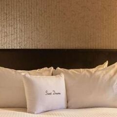 Отель DoubleTree by Hilton Edinburgh City Centre сейф в номере