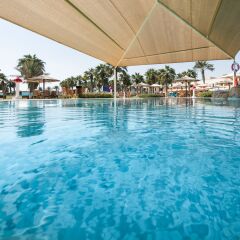 Отель Sealine Beach - a Murwab Resort бассейн