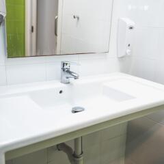 Hostel One Ramblas Барселона ванная