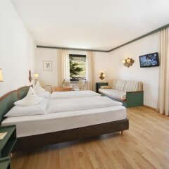 Hotel Tirolerhof Лагундо сейф в номере