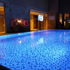 Отель Best Western Plus Pearl Creek Дубай бассейн