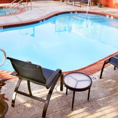 Отель Hampton Inn & Suites Los Angeles Burbank Airport Лос-Анджелес бассейн