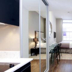 Апартаменты Valet Apartments Golden Square комната для гостей