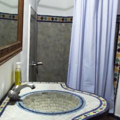 Отель Funky Fes Hostel Марокко, Фес - отзывы, цены и фото номеров - забронировать отель Funky Fes Hostel онлайн ванная фото 2