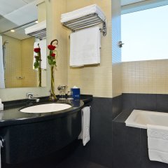 Отель Rose Rayhaan by Rotana – Dubai ОАЭ, Дубай - 10 отзывов об отеле, цены и фото номеров - забронировать отель Rose Rayhaan by Rotana – Dubai онлайн ванная