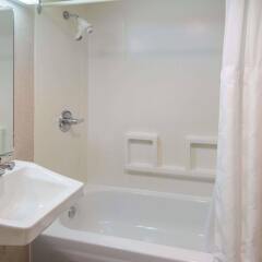Отель Ramada Plaza by Wyndham Calgary Downtown Канада, Калгари - отзывы, цены и фото номеров - забронировать отель Ramada Plaza by Wyndham Calgary Downtown онлайн ванная