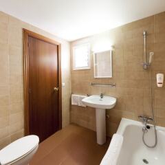 Отель Apartamentos Roc Oasis Park Испания, Кала-эн-Бланес - отзывы, цены и фото номеров - забронировать отель Apartamentos Roc Oasis Park онлайн ванная