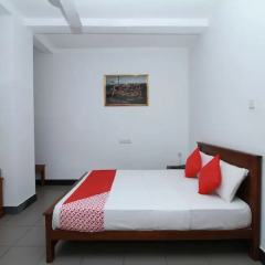 OYO 246 Roy Villa Beach Hotel Галле фото 6