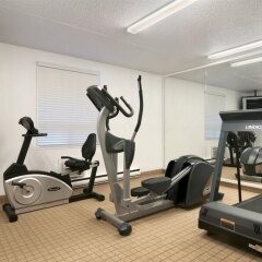 Отель Travelodge by Wyndham Calgary International Airport South Канада, Калгари - отзывы, цены и фото номеров - забронировать отель Travelodge by Wyndham Calgary International Airport South онлайн фитнесс-зал фото 2
