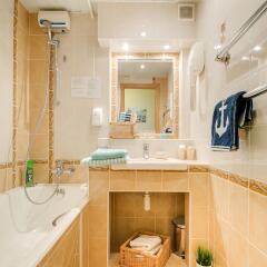 Гостиница #41 OREKHOVO APARTMENTS with 3 bedrooms near Tsaritsyno park в Москве отзывы, цены и фото номеров - забронировать гостиницу #41 OREKHOVO APARTMENTS with 3 bedrooms near Tsaritsyno park онлайн Москва ванная