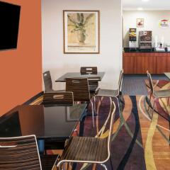 Отель Super 8 Columbus West гостиничный бар