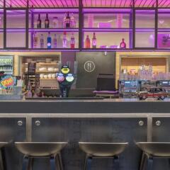 Отель Moxy London Excel гостиничный бар фото 5