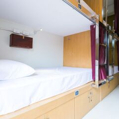 AlphaBed Hostel Bangkok сейф в номере