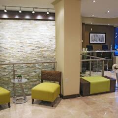 Отель La Quinta Inn & Suites Oshawa интерьер отеля