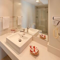 Отель Guitart Gold Central Park Aqua Resort Испания, Льорет-де-Мар - 2 отзыва об отеле, цены и фото номеров - забронировать отель Guitart Gold Central Park Aqua Resort онлайн ванная фото 3