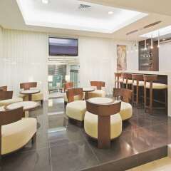 Отель LQ Hotel by La Quinta Cancun Мексика, Канкун - отзывы, цены и фото номеров - забронировать отель LQ Hotel by La Quinta Cancun онлайн гостиничный бар