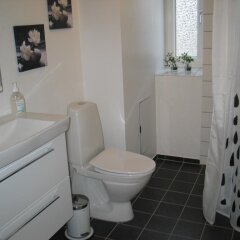 Отель Aalborg City Rooms ApS Дания, Бровст - отзывы, цены и фото номеров - забронировать отель Aalborg City Rooms ApS онлайн ванная