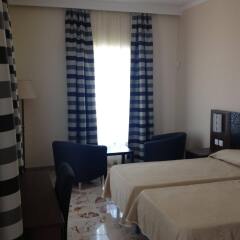 Grand Harbour Hotel сейф в номере