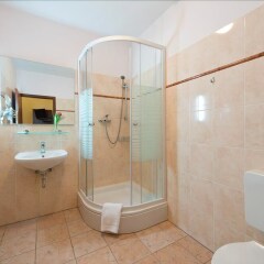 Отель & Apartments Zarenhof Berlin Mitte Германия, Берлин - 2 отзыва об отеле, цены и фото номеров - забронировать отель & Apartments Zarenhof Berlin Mitte онлайн ванная фото 2