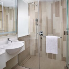 Отель Holiday Inn & Suites Dubai Festival City, an IHG Hotel ОАЭ, Дубай - отзывы, цены и фото номеров - забронировать отель Holiday Inn & Suites Dubai Festival City, an IHG Hotel онлайн ванная фото 2