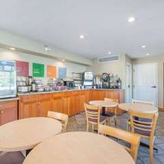 Отель Comfort Inn & Suites North Vancouver Канада, Аптаун - отзывы, цены и фото номеров - забронировать отель Comfort Inn & Suites North Vancouver онлайн питание фото 2