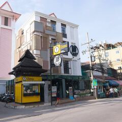 18 Coins Cafe & Hostel