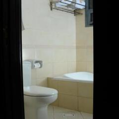 Отель Tulip Inn Hotel Apartments ОАЭ, Аджман - отзывы, цены и фото номеров - забронировать отель Tulip Inn Hotel Apartments онлайн ванная