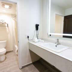 Отель Hollywood Inn Express LAX ванная фото 2