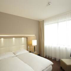 Отель H4 Hotel Berlin Alexanderplatz Германия, Берлин - 1 отзыв об отеле, цены и фото номеров - забронировать отель H4 Hotel Berlin Alexanderplatz онлайн комната для гостей фото 2