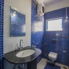 Отель OYO 11899 Home Greek Style 4BHK Penthouse Bambolim Гоа ванная фото 2