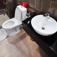 Отель Zen Rooms Surawong Бангкок ванная