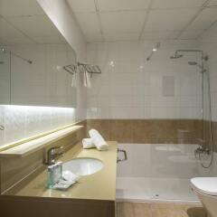 Отель Rosamar & Spa****S Испания, Льорет-де-Мар - 1 отзыв об отеле, цены и фото номеров - забронировать отель Rosamar & Spa****S онлайн ванная