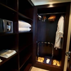 JA Beach Hotel сейф в номере