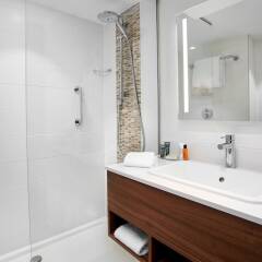 Отель Hilton Garden Inn Brussels City Centre Бельгия, Брюссель - 4 отзыва об отеле, цены и фото номеров - забронировать отель Hilton Garden Inn Brussels City Centre онлайн ванная фото 2