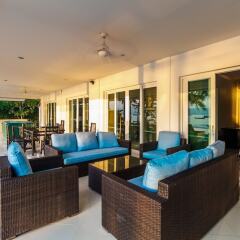 Отель On The Beach Villa by Lofty балкон