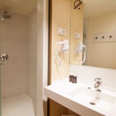 Отель Toc Hostel Madrid Испания, Мадрид - 3 отзыва об отеле, цены и фото номеров - забронировать отель Toc Hostel Madrid онлайн ванная фото 2