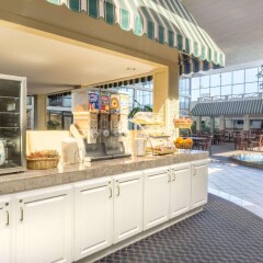 Отель Days Inn Columbus Airport Колумбус вид на фасад