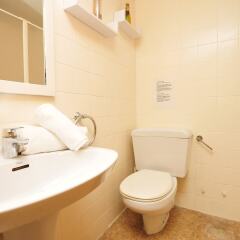 Отель HomeHolidaysRentals Apartamento Les Palmeres - Costa Brava Испания, Бланес - отзывы, цены и фото номеров - забронировать отель HomeHolidaysRentals Apartamento Les Palmeres - Costa Brava онлайн ванная фото 2